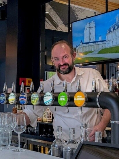 Édouard derrière ses tireuses