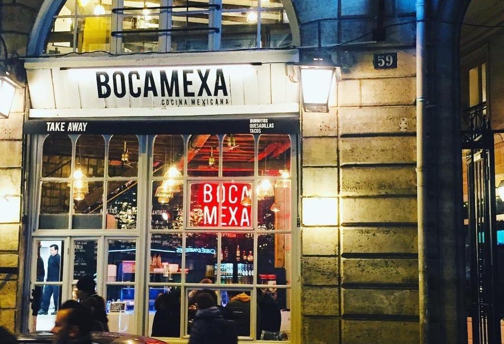 Photo de nuit de la façade d'un restaurant Boca Mexa