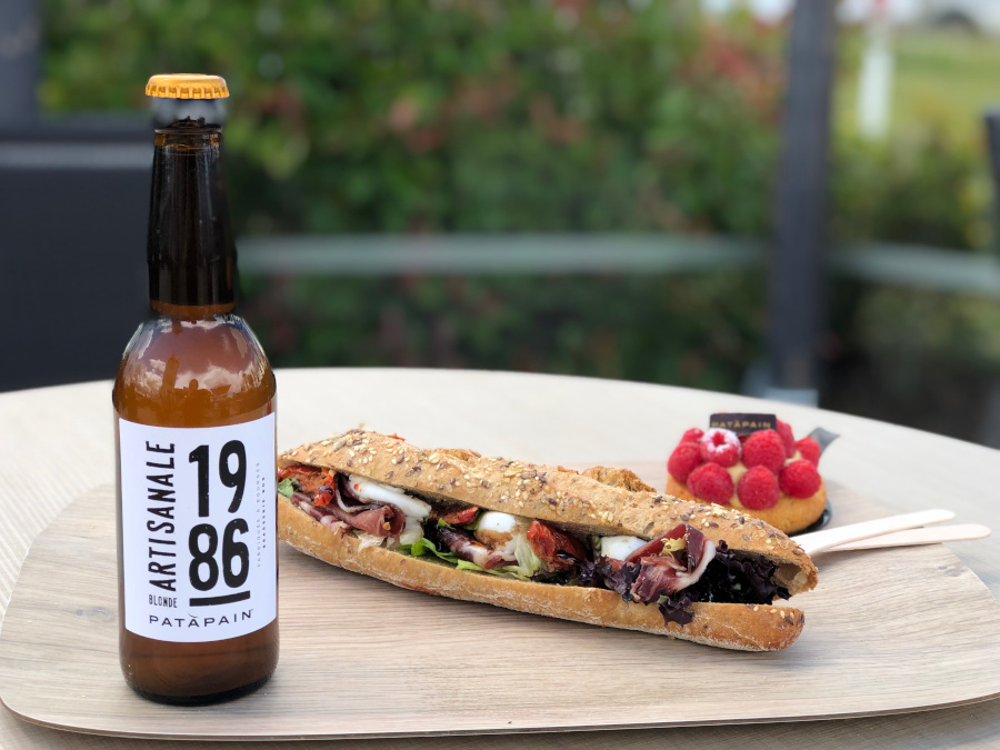 Photo d'une bière 1986 avec un sandwich