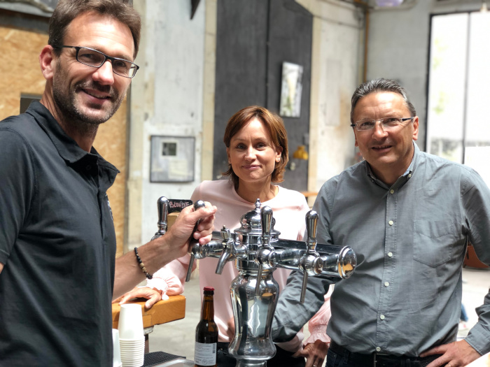 Photo de 3 personnes pendant une dégustation de bière